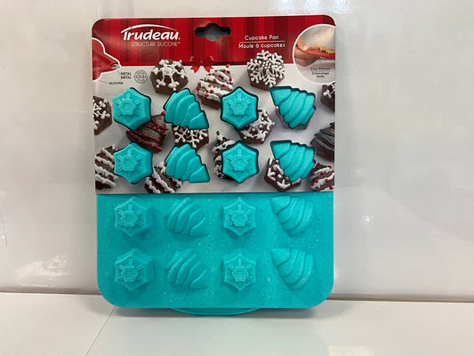 Trudeau SS Pan Snowflakes Trees